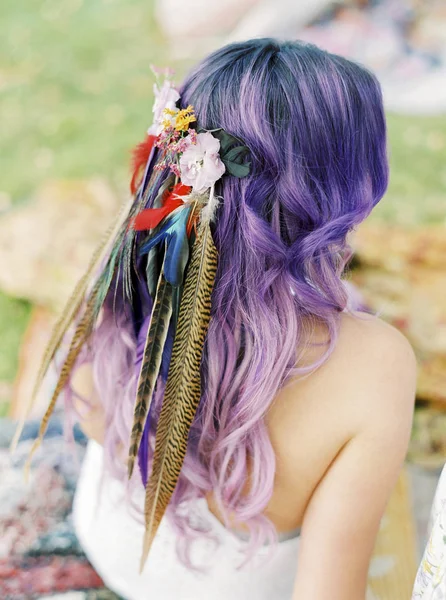 Braut mit Blumen und Federn im lila Haar bei Hippie-Hochzeit — Stockfoto