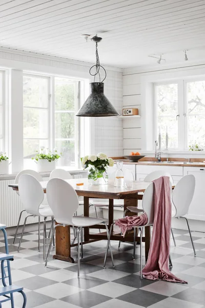 Cuisine domestique avec table blanche et chaises — Photo de stock