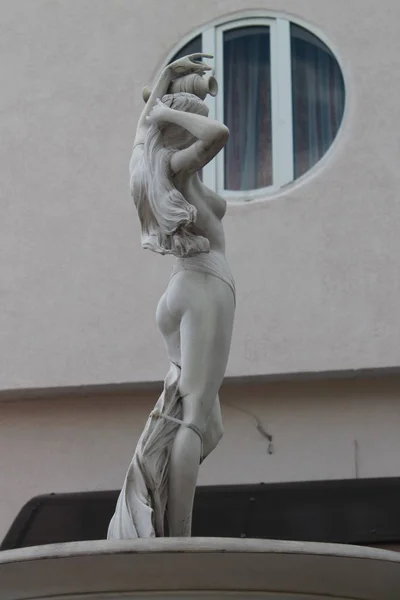 Une Statue Une Fille Nue Sculpture — Photo