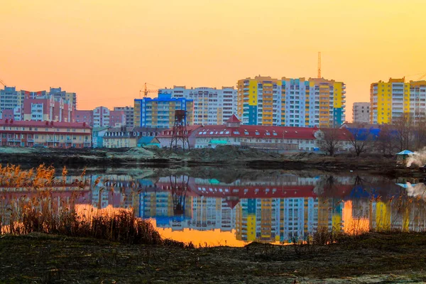 Zomer Stad Zonsondergang Het Water — Stockfoto