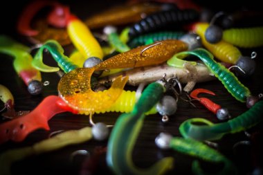 Silikon lures. Büküm siyah bir zemin üzerine