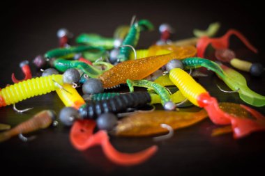 Silikon lures. Büküm siyah bir zemin üzerine