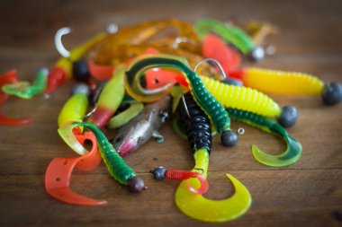 Silikon lures. Kasırgalar ahşap arka plan üzerinde