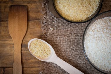 Pirinç. Haşlanmış pirinç üzerine ahşap arka plan ve çuval bezi Üstten Görünüm