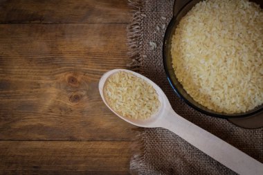 Pirinç. Haşlanmış pirinç üzerine ahşap arka plan ve çuval bezi Üstten Görünüm