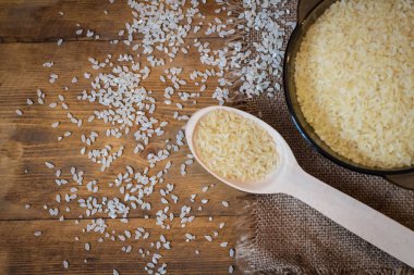 Pirinç. Haşlanmış pirinç üzerine ahşap arka plan ve çuval bezi Üstten Görünüm