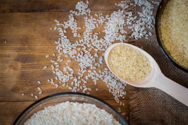 Pirinç. Haşlanmış pirinç üzerine ahşap arka plan ve çuval bezi Üstten Görünüm