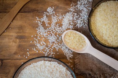 Pirinç. Haşlanmış pirinç üzerine ahşap arka plan ve çuval bezi Üstten Görünüm