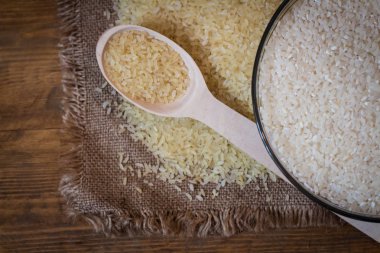 Pirinç. Haşlanmış pirinç üzerine ahşap arka plan ve çuval bezi Üstten Görünüm