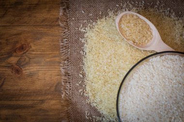 Pirinç. Haşlanmış pirinç üzerine ahşap arka plan ve çuval bezi Üstten Görünüm