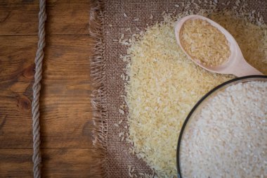 Pirinç. Haşlanmış pirinç üzerine ahşap arka plan ve çuval bezi Üstten Görünüm