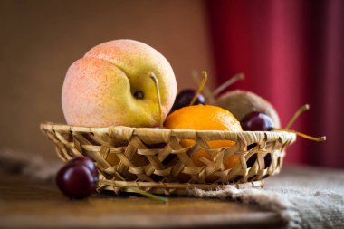 Meyve sepeti. Natürmort meyve.