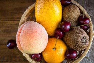 Meyve sepeti. Natürmort meyve.