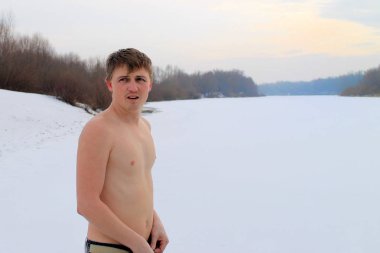 Kış-yüzücü. Adam kışın gömlek yok. Karlı doğa arka plan üzerinde.