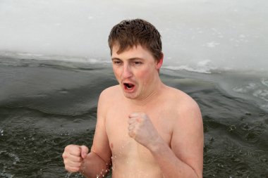 Kış-yüzücü. Üzerinde hiçbir kıyafet kışın buz adam. Karlı doğa arka plan üzerinde.