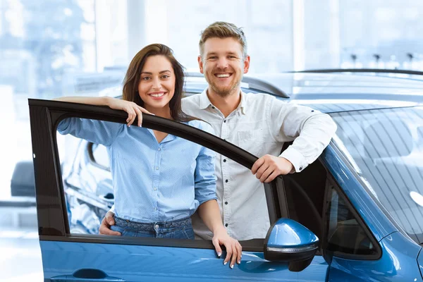 Coche Familiar Perfecto Fotografía Una Hermosa Pareja Feliz Posando Juntos — Foto de Stock