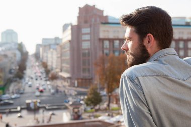 Yakışıklı sakallı adam şehirde sıcak bir günün tadını çıkarıyor.
