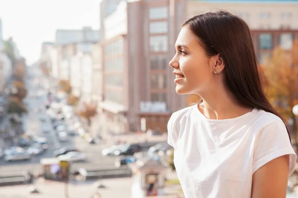 Felice bella donna sulle strade della città — Foto Stock