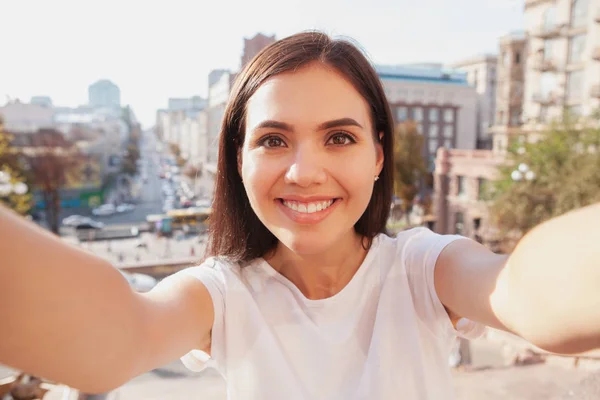 Felice bella donna sulle strade della città — Foto Stock