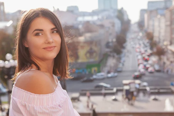 Glücklich schöne Frau auf den Straßen der Stadt — Stockfoto