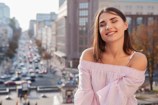 Glücklich schöne Frau auf den Straßen der Stadt — Stockfoto