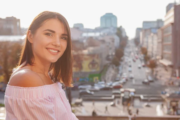 Glücklich schöne Frau auf den Straßen der Stadt — Stockfoto