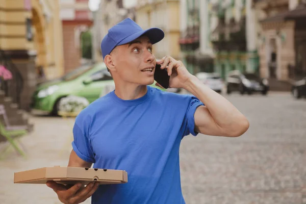 Pizza kutusuyla yakışıklı teslimatçı. — Stok fotoğraf