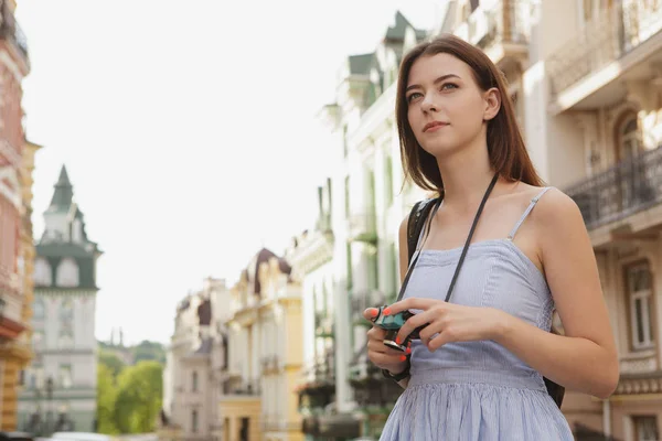 Bonita jovem sightseeing enquanto viaja — Fotografia de Stock