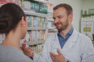 Eczaneden alışveriş yapan çekici bir kadın.
