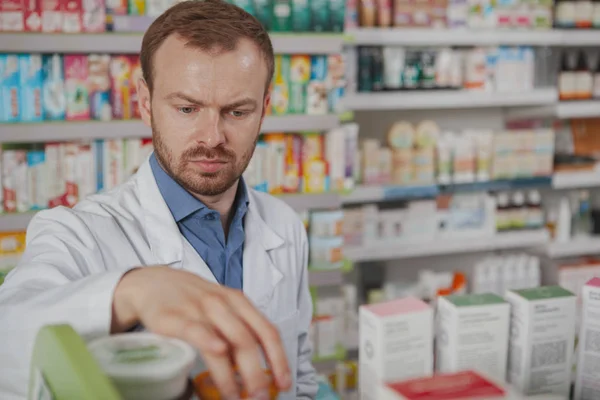 Cheerful mature male pharmacist at the drugstore — Stock Photo, Image