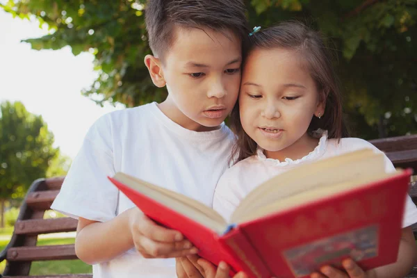 Adorabili bambini che si godono una calda giornata di sole al parco — Foto Stock