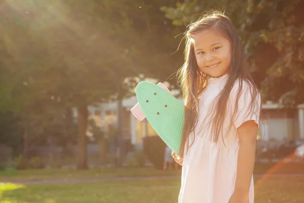 Linda menina asiática no parque em um dia de verão — Fotografia de Stock