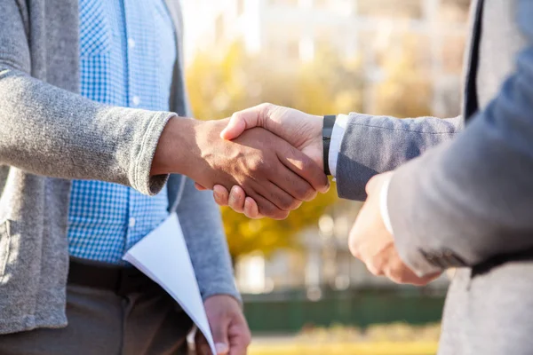 Business colleagues meeting outdoors — Stock Photo, Image