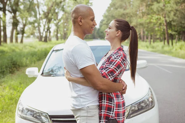 Beau couple multiracial appréciant voyager en voiture — Photo