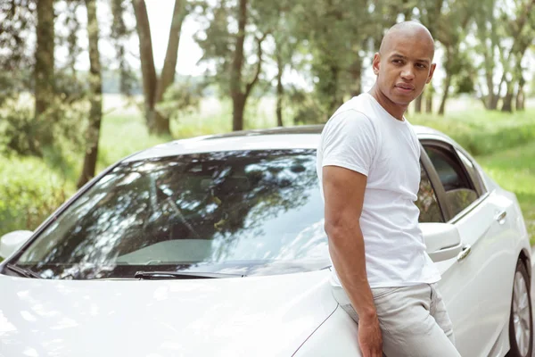 Hombre africano guapo disfrutando de viajar en coche en un viaje por carretera —  Fotos de Stock