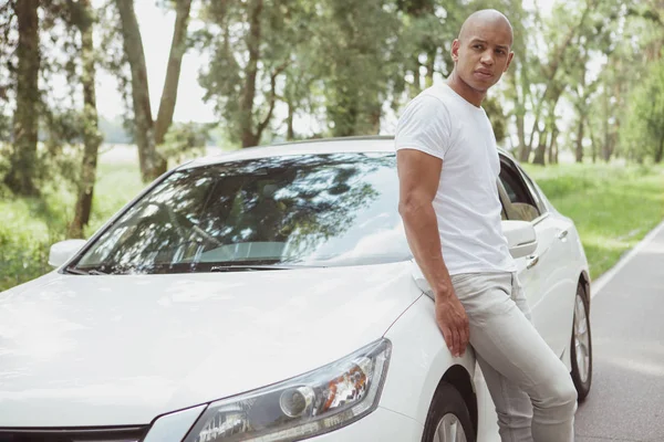 Hombre africano guapo disfrutando de viajar en coche en un viaje por carretera — Foto de Stock