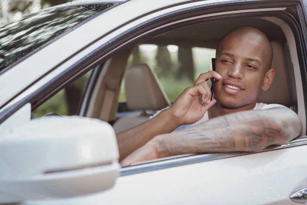 Hombre africano guapo disfrutando de viajar en coche en un viaje por carretera —  Fotos de Stock