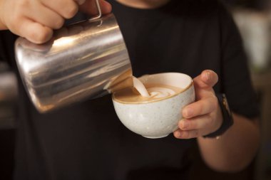 Kahve hazırlayan tanınmamış barista.