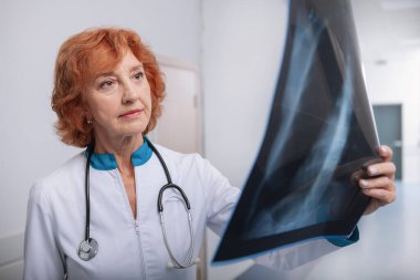 Hastanede çalışan kıdemli bayan doktor.