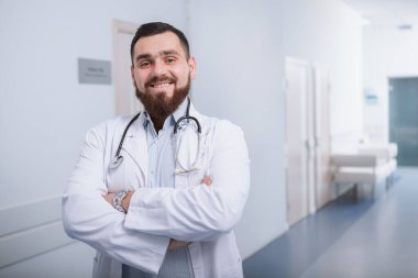 Hastanede sakallı, olgun bir erkek doktor.