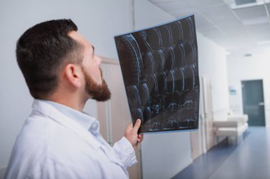 Hastanede sakallı, olgun bir erkek doktor.
