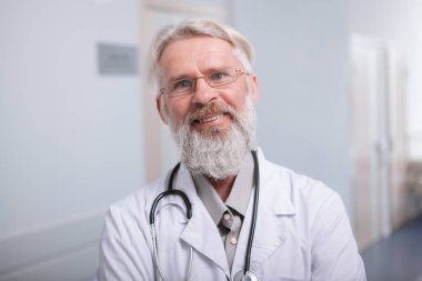 Klinikteki yaşlı erkek doktor.