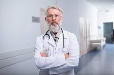 Klinikteki yaşlı erkek doktor.