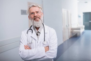 Klinikteki yaşlı erkek doktor.