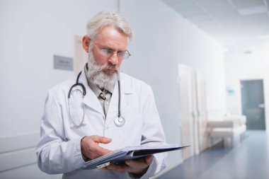 Klinikteki yaşlı erkek doktor.
