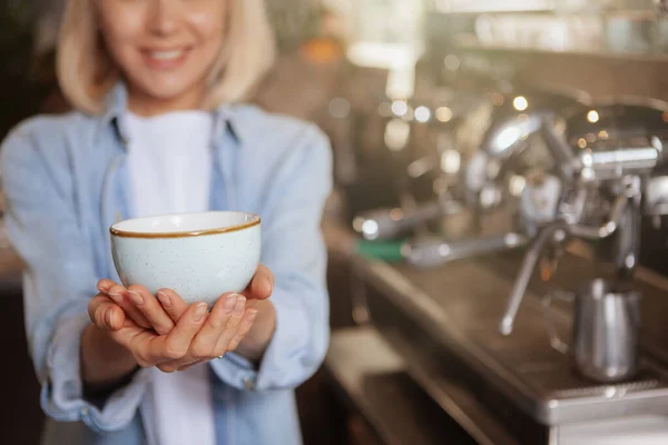 Charmante vrouwelijke barista die werkt bij de lokale coffeeshop — Stockfoto