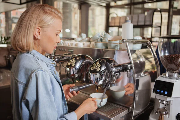 Charmante vrouwelijke barista die werkt bij de lokale coffeeshop — Stockfoto