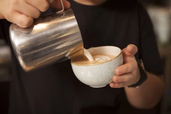 Onherkenbare barista die koffie maakt — Stockfoto