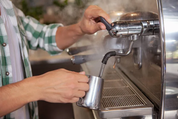 Knappe mannelijke barista werkt in de coffeeshop — Stockfoto