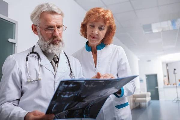 Squadra medica che esamina la risonanza magnetica in ospedale — Foto Stock